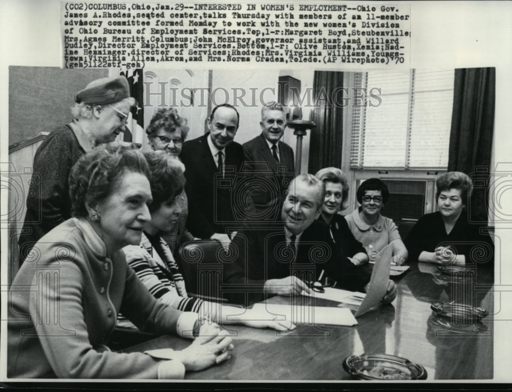 1970 Press Photo Rhodes w/ advisory committee talks about women&#39;s employment - Historic Images