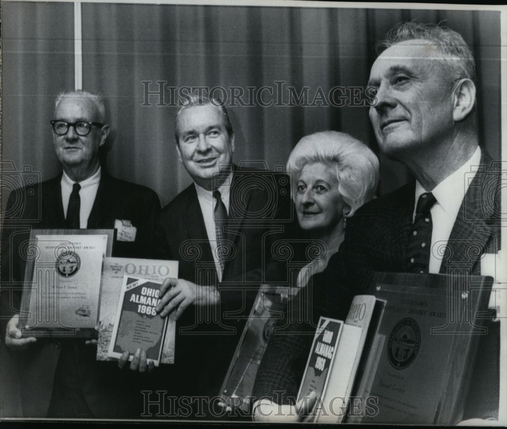 1968 Press Photo Gov. Rhodes pose w/ 3 drivers presents HospitalityDriverAwards - Historic Images