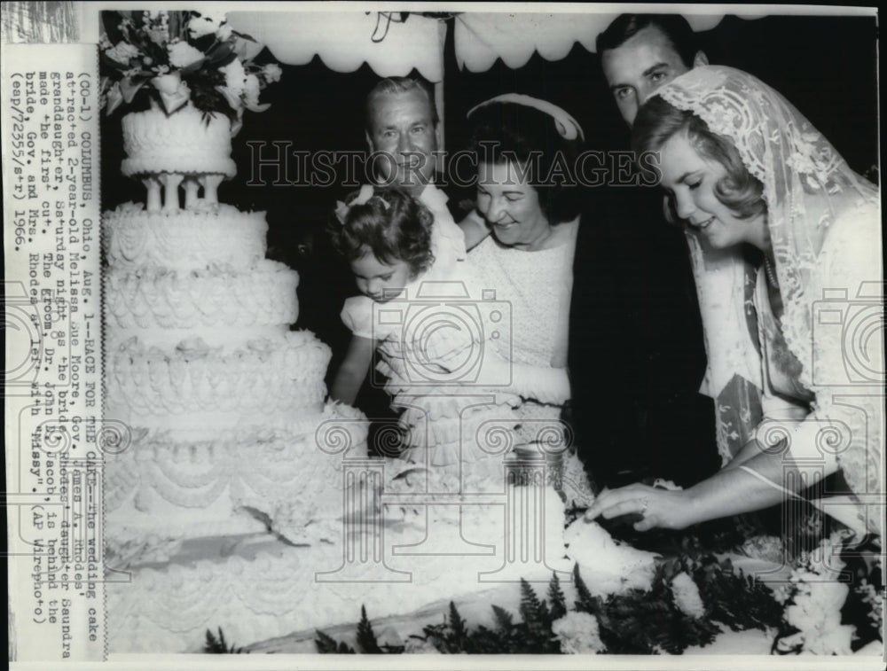 1966 Press Photo Melissa&#39;s attention in weddingcake while Saundra makesfirst cut - Historic Images