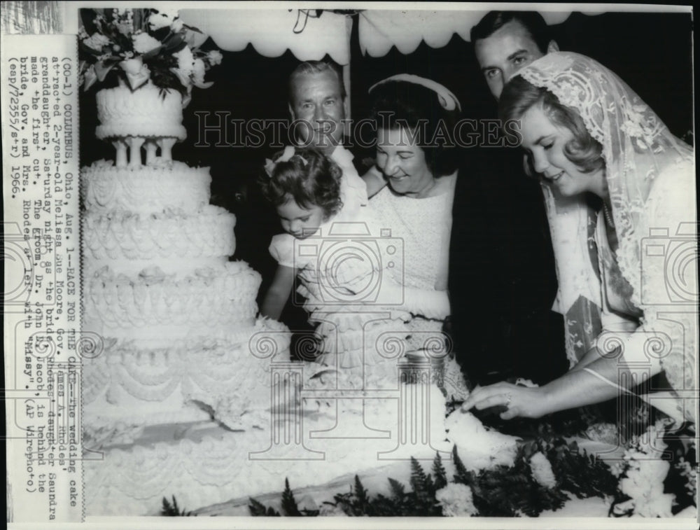 1966 Press Photo Melissa's attention in weddingcake while Saundra makesfirst cut - Historic Images