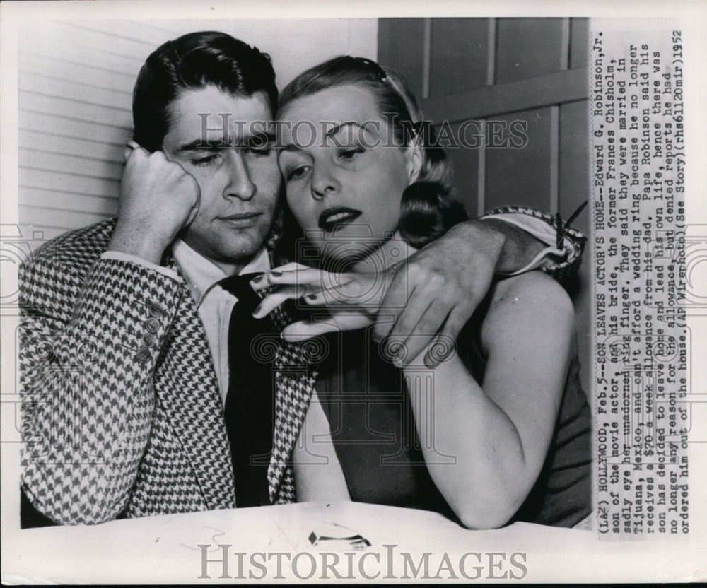 1952 Press Photo E. G.Robinson Jr.and His Bride Eye Her Unadorned Ring Finger - Historic Images