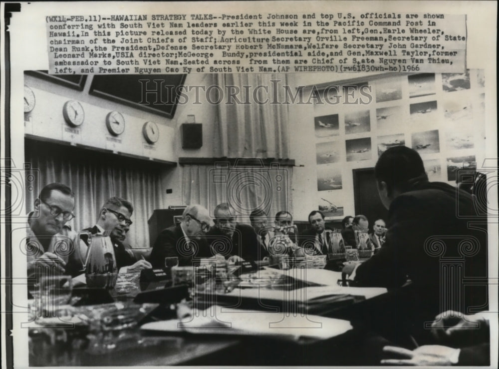 1966 Press Photo Pres.Johnson are Shown Conferring with South Vietnam Leaders - Historic Images