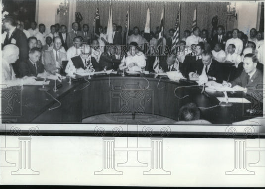 1966 Press Photo  7 Chief's of State Signing a Declaration of War and Peace Aims - Historic Images