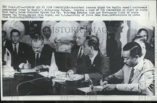 1966 Press Photo Pres.Johnson Signs the Manila Summit Conference Communique - Historic Images