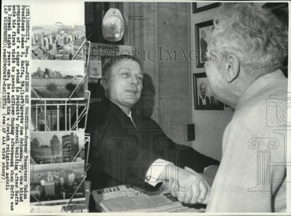 1971 Press Photo Horra greets Solomon after 1st visit to parole officer - Historic Images