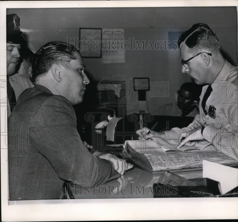 1962 Press Photo Hoffa booked Assault charge by Cpl. Kutz in 1stDist.PoliceDist. - Historic Images