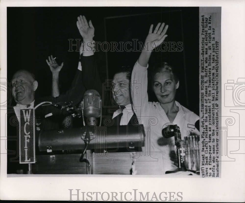 1957 Press Photo Retiring President Dave Beck raises the hand of James R. Hoffa - Historic Images