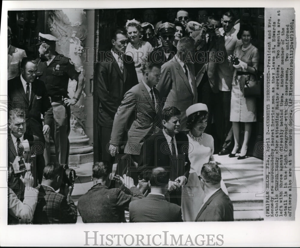 1961 Press Photo Pres. and Mrs. Kennedy Leave St. Edwards Catholic Church - Historic Images