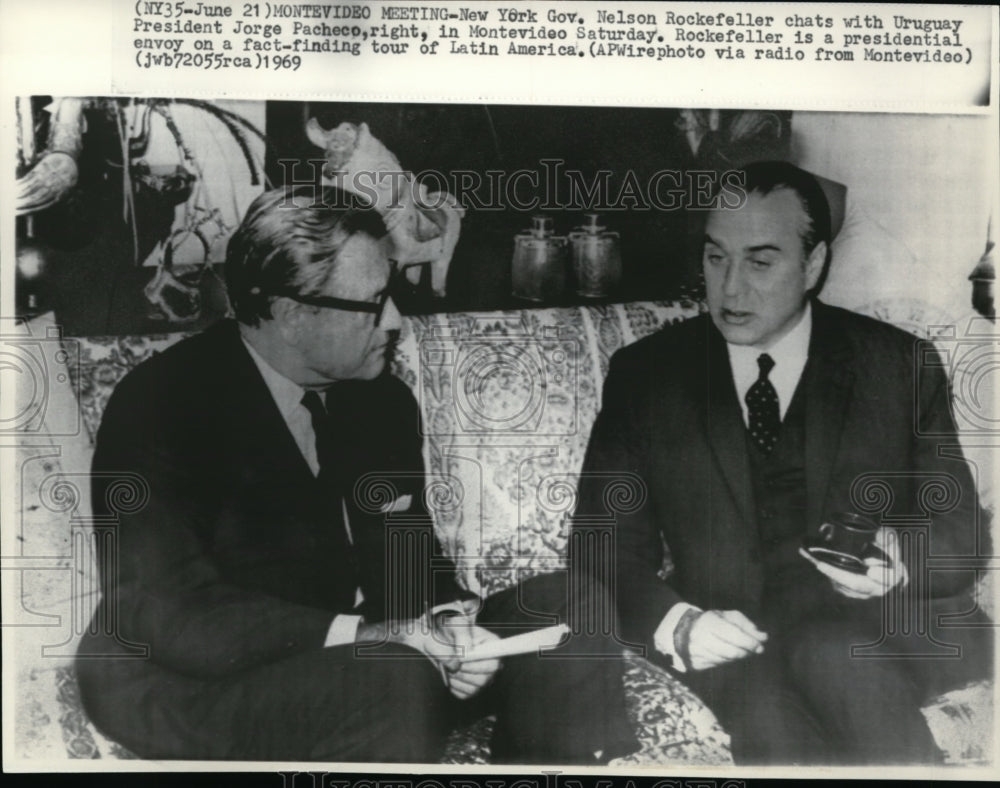 1969 Press Photo New York Gov. Nelson Rockefeller chats with Uruguay President - Historic Images