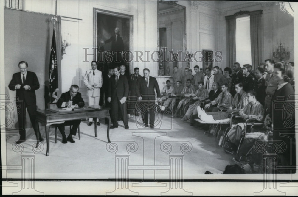 1967 Press Photo Pres.Johnson Signed a Law Increasing Benefits for Vietnam Vet. - Historic Images