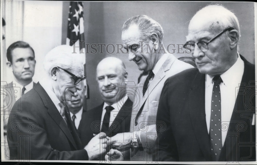 1968 Press Photo Pres. Johnson hands a pen to Sen. Thomas Dodd at White House. - Historic Images