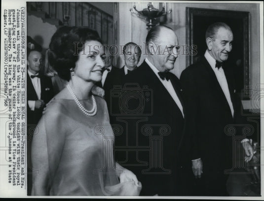 1968 Press Photo President and Mrs. Johnson walk through the White House lobby - Historic Images