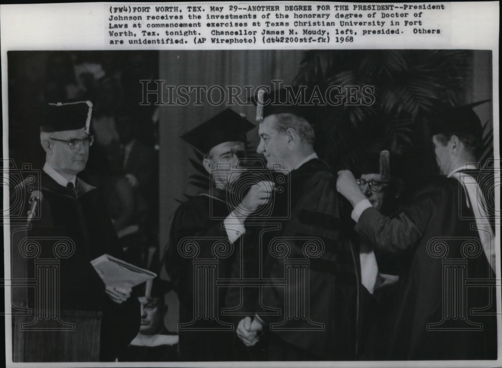 1968 Press Photo President Johnson receives the investment of the honorary - Historic Images