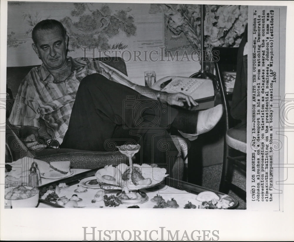 1960 Press Photo Sen. Lyndon B. Johnson slouches on a davenport in his hotel - Historic Images