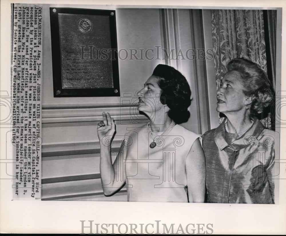 1964 Press Photo Mrs. Lary Bird Johnson looks at a plaque just placed on wall - Historic Images