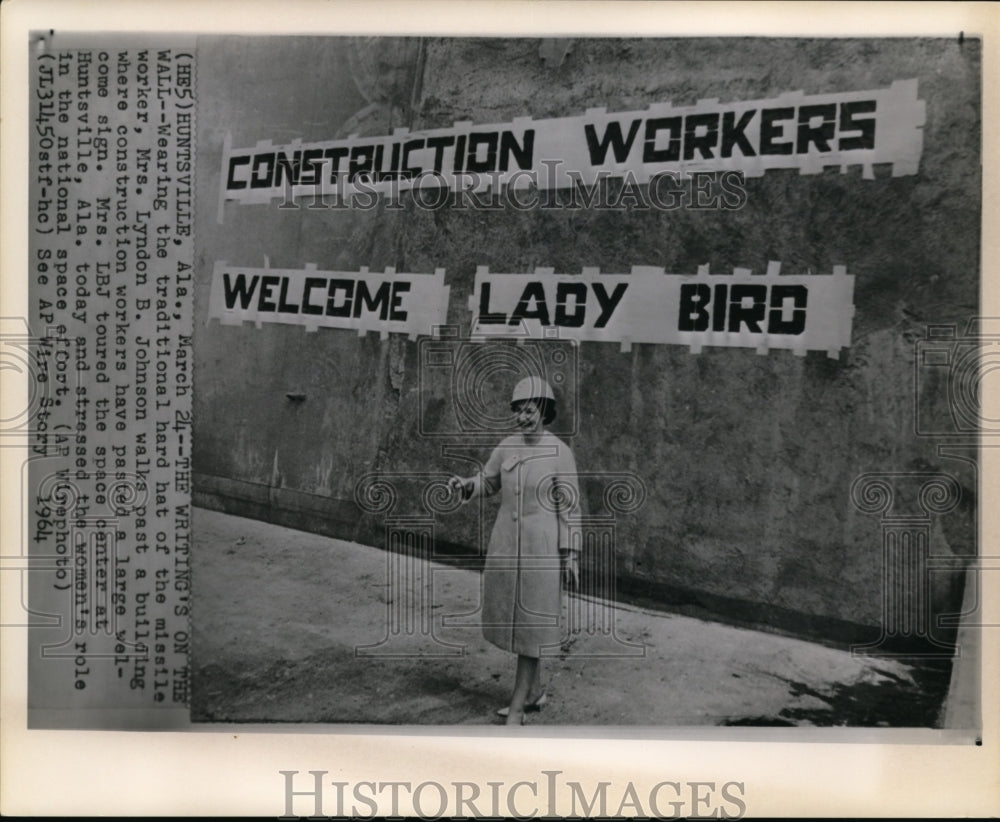 1964 Press Photo Mrs. Lyndon Johnson Walks At Construction Site - Historic Images