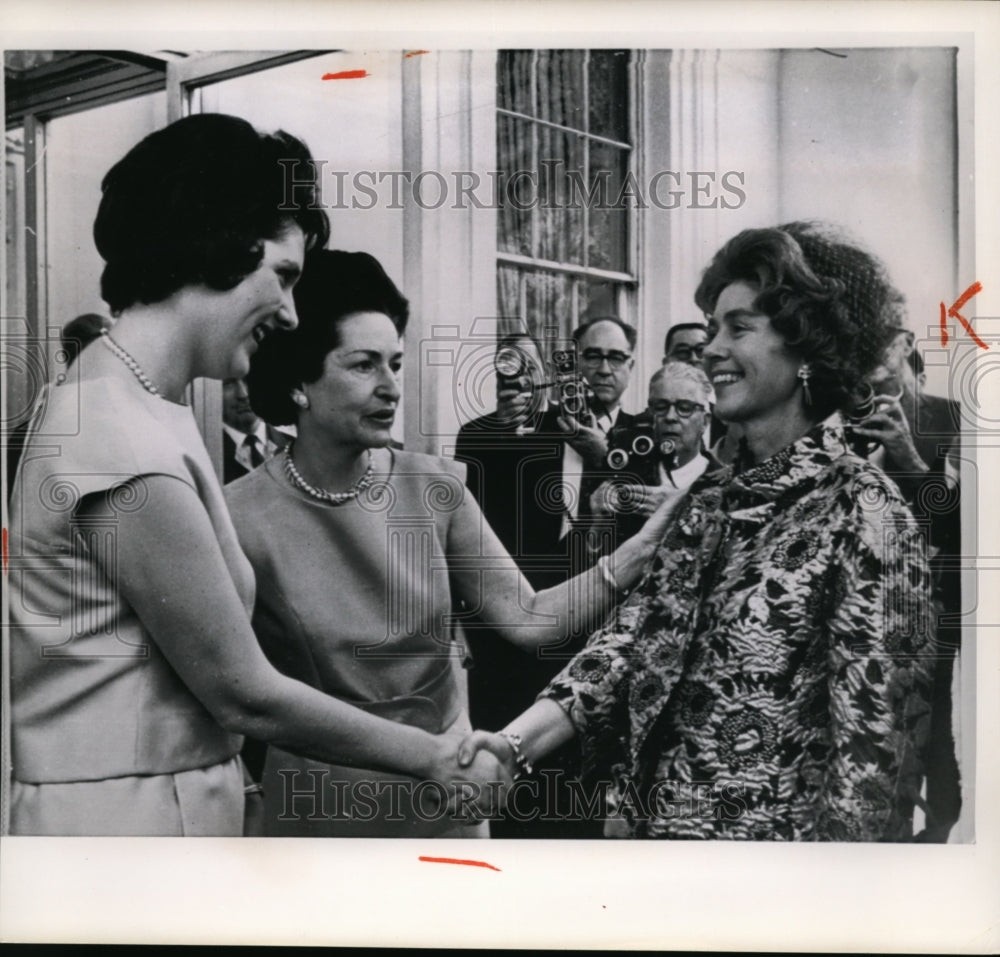 1964 Press Photo Mrs. Lyndon Johnson at White House - Historic Images