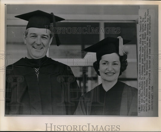 1964 Press Photo Gov John Connally & Mrs Lyndon Johnson pose in caps & gown - Historic Images