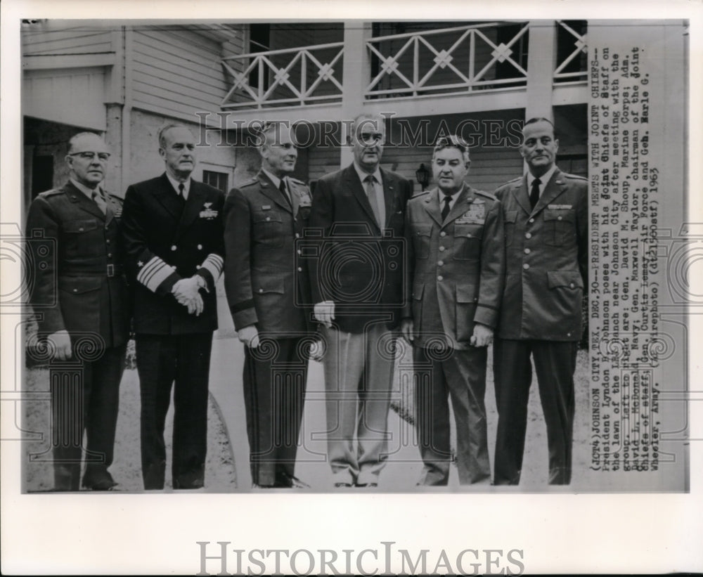 1963 Press Photo President Lyndon B. Johnson poses with his Joint Chiefs of - Historic Images