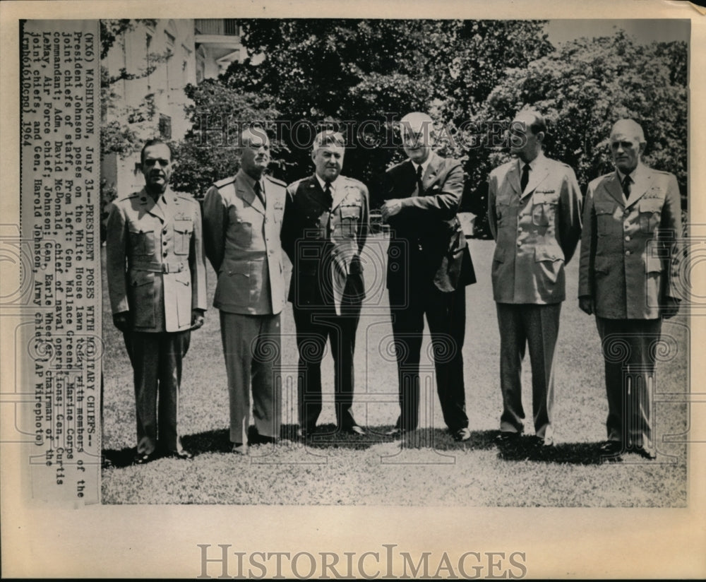 1964 Press Photo President Johnson poses on the White House lawn with members of - Historic Images