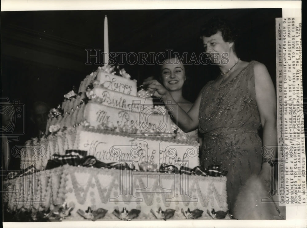 1939 Press Photo Mrs. Roosevelt cuts the birthday cake--climaxing her tour of - Historic Images