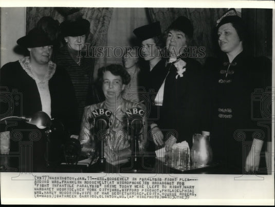 1939 Press Photo Aiding Mrs. Franklin Roosevelt in broadcast for fight infantile - Historic Images