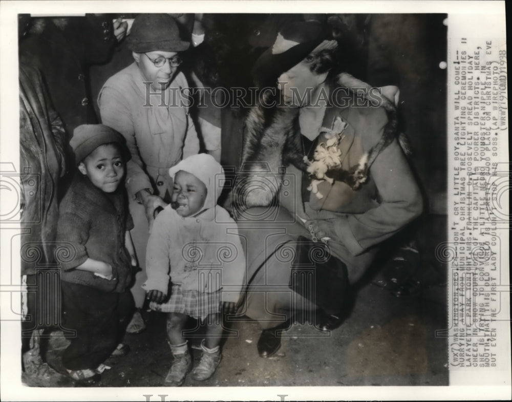 1938 Press Photo Burrying away from Municipal Christmas tree lighting ceremonies - Historic Images