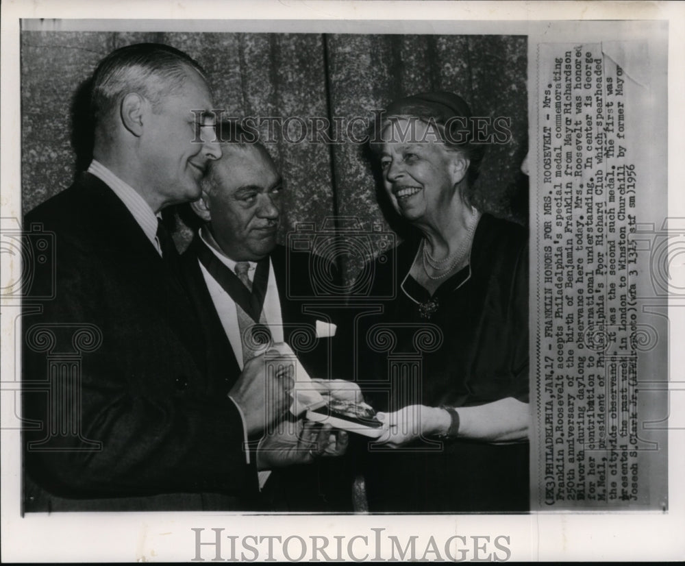1956 Press Photo Mrs. Elanor Roosevelt Accepts Philadelphia&#39;s Special Medal - Historic Images