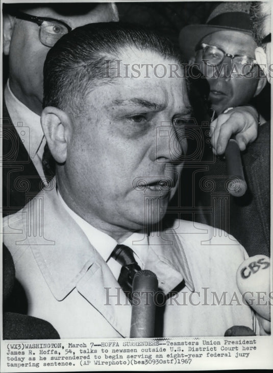 1967 Press Photo Teamsters Union Pres.James R.Hoffa Talks to Newsmen - Historic Images