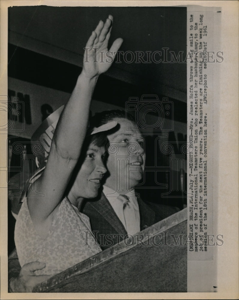 1961 Press Photo Mrs James Hoffa smiles to Int&#39;l Teamsters Union members - Historic Images