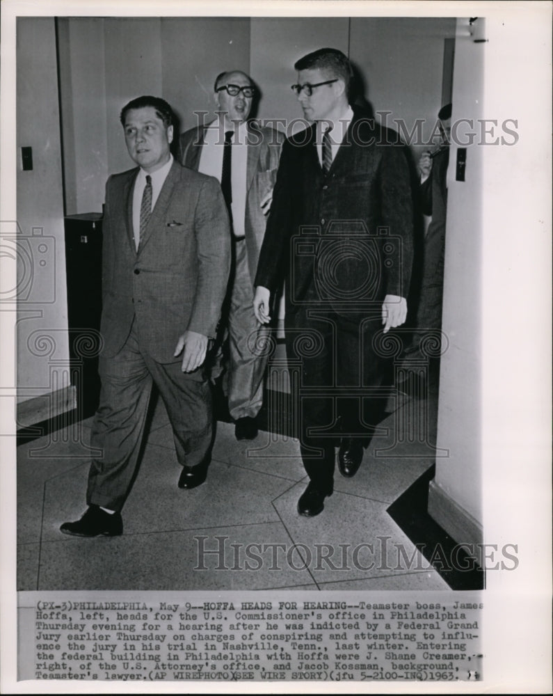 1963 Press Photo Teamster boss James Hoffa heads for US Commissioner&#39;s office - Historic Images