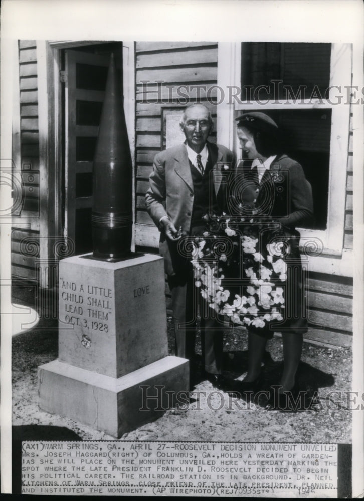 1946 Press Photo Mrs.Joseph Haggard Holds a Wreath of Gardenias for the Monument - Historic Images