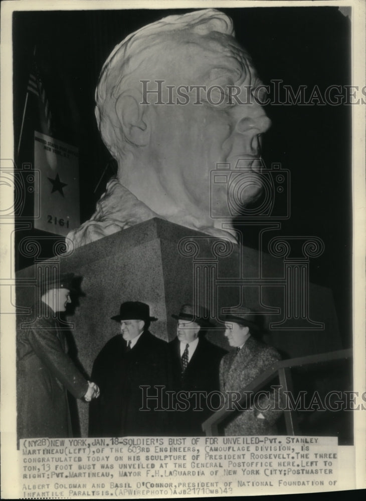 1943 Press Photo Stanly Martineau of the 603rd Engineers camouflage division - Historic Images