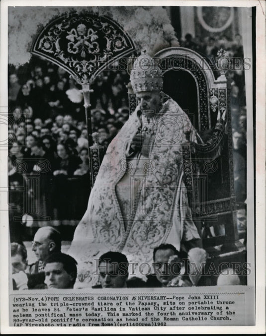 1962 Press Photo Pope John XXIII wearing the triple-crowned tiara of the - Historic Images