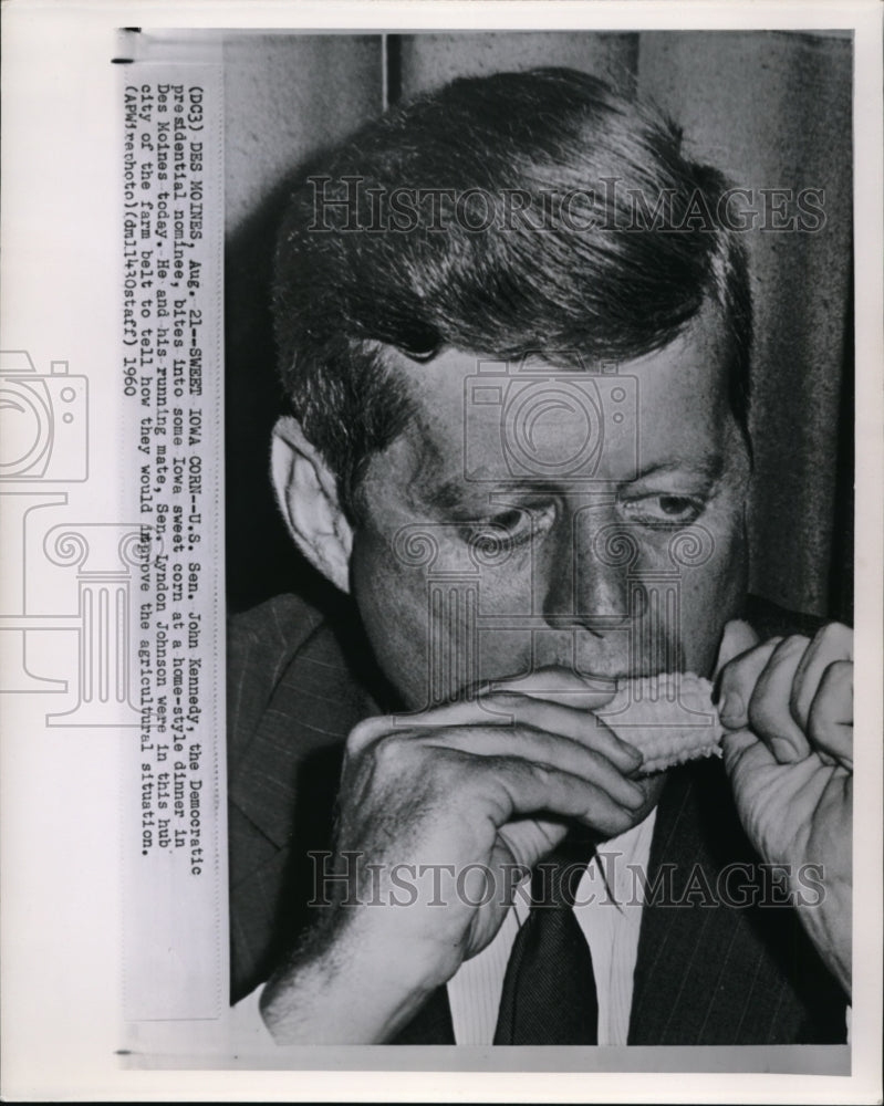1960 Press Photo Sen.John F. Kennedy Bites into Iowa Sweet Corn at a Home-Style - Historic Images