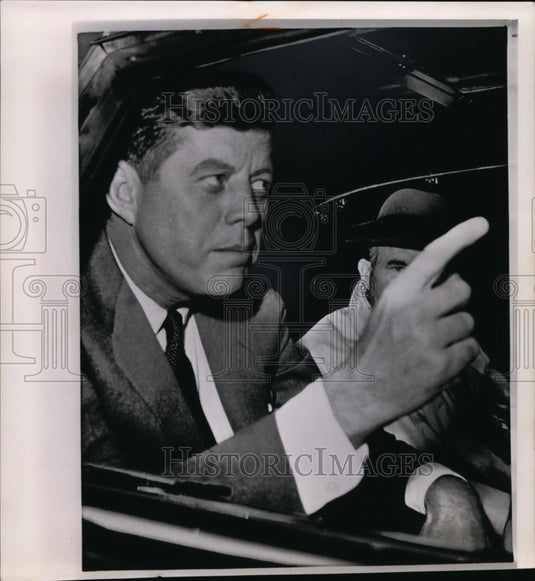 1963 Press Photo Pres. Kennedy leaves Carlyle Hotel in N.Y. back to Washington - Historic Images
