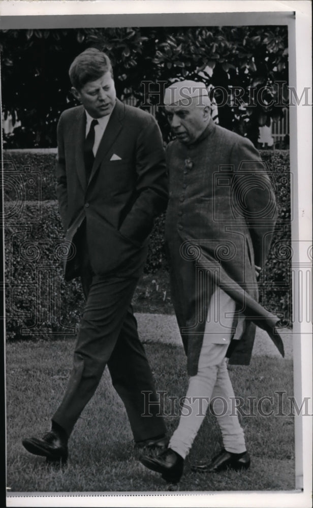 1961 Press Photo Kennedy&amp;Nehru talks coldwar problem at S. grounds in WhiteHouse - Historic Images