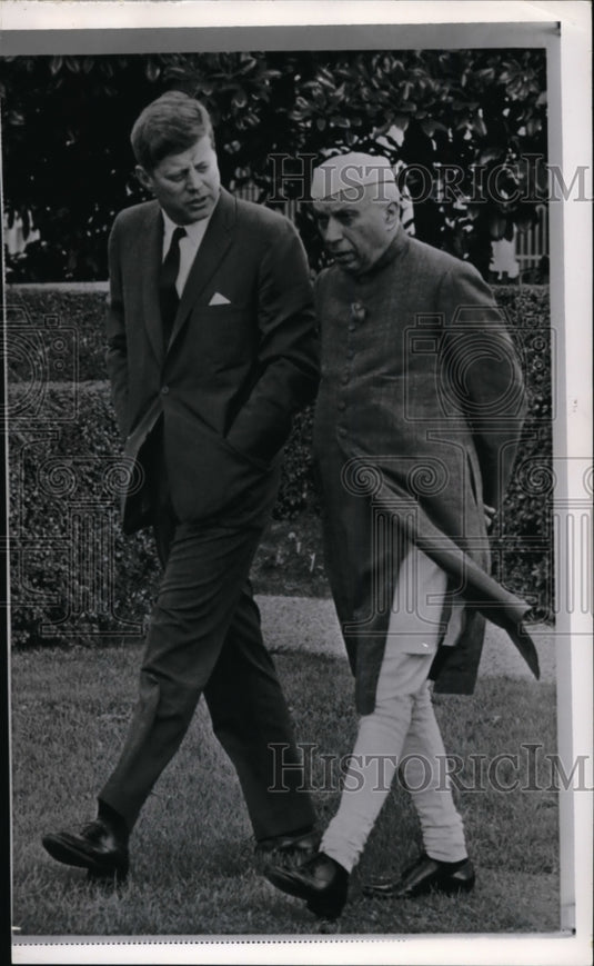 1961 Press Photo Kennedy&Nehru talks coldwar problem at S. grounds in WhiteHouse - Historic Images