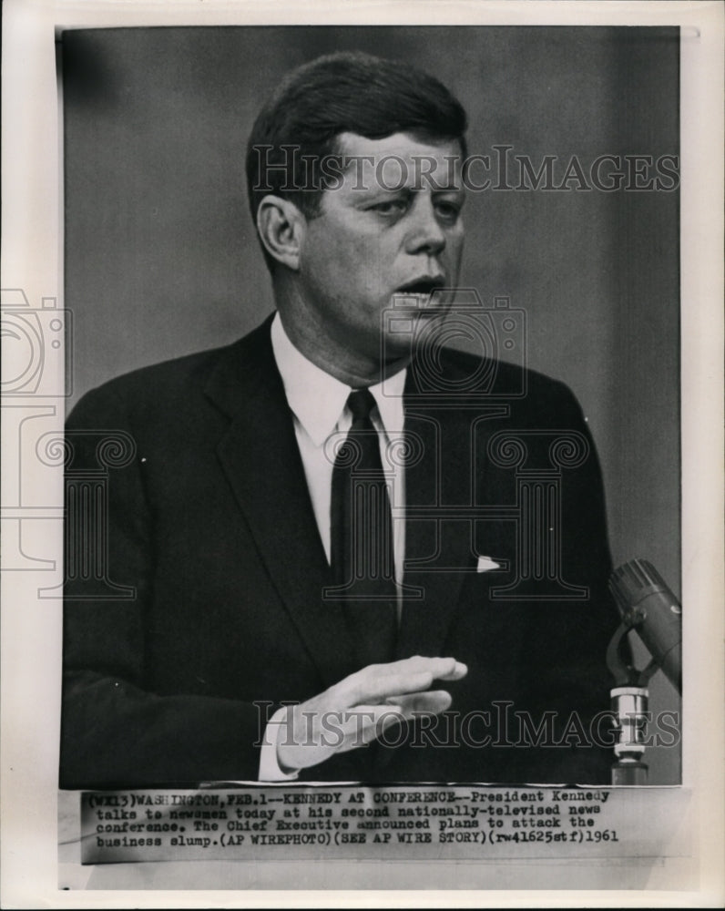 1961 Press Photo Kennedy talks to newsmen at his 2nd televised news conference - Historic Images