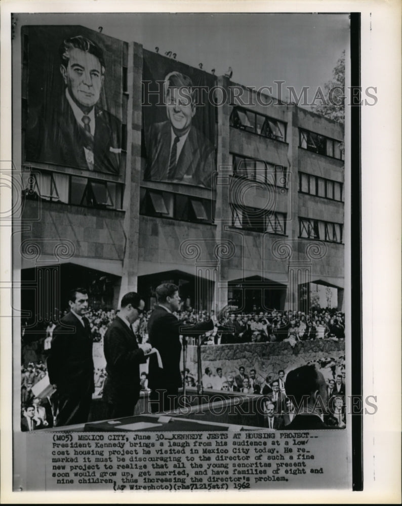 1962 Press Photo Pres. Kennedy Brings a Laugh at a Low Cost Housing Project - Historic Images