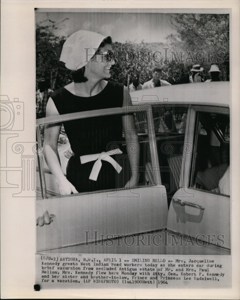 1964 Press Photo Mrs. Jacqueline Kennedy greets West Indian road workers - Historic Images