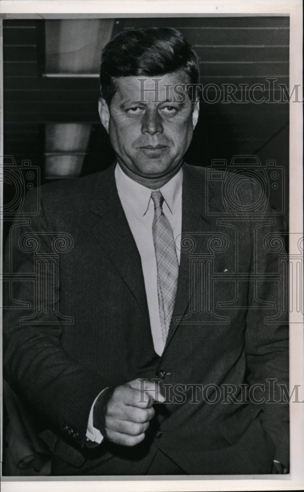 1961 Press Photo President Kennedy swings a clenched fist as he walks down a - Historic Images