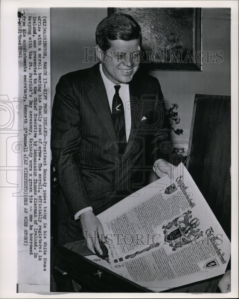 1961 Press Photo President Kennedy poses in his White House office with a - Historic Images