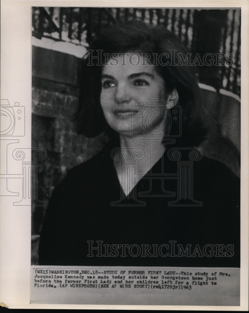 1963 Press Photo Study of Mrs. Jacqueline Kennedy was made outside her - Historic Images