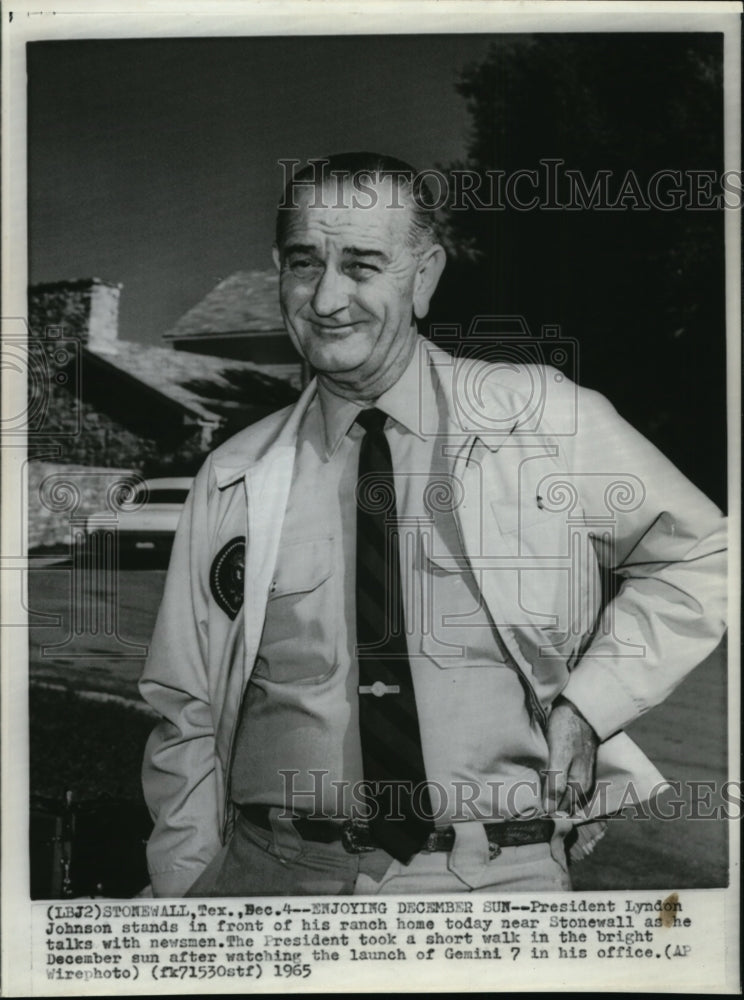 1965 Press Photo President Lyndon Johnson stands in front of his ranch home - Historic Images