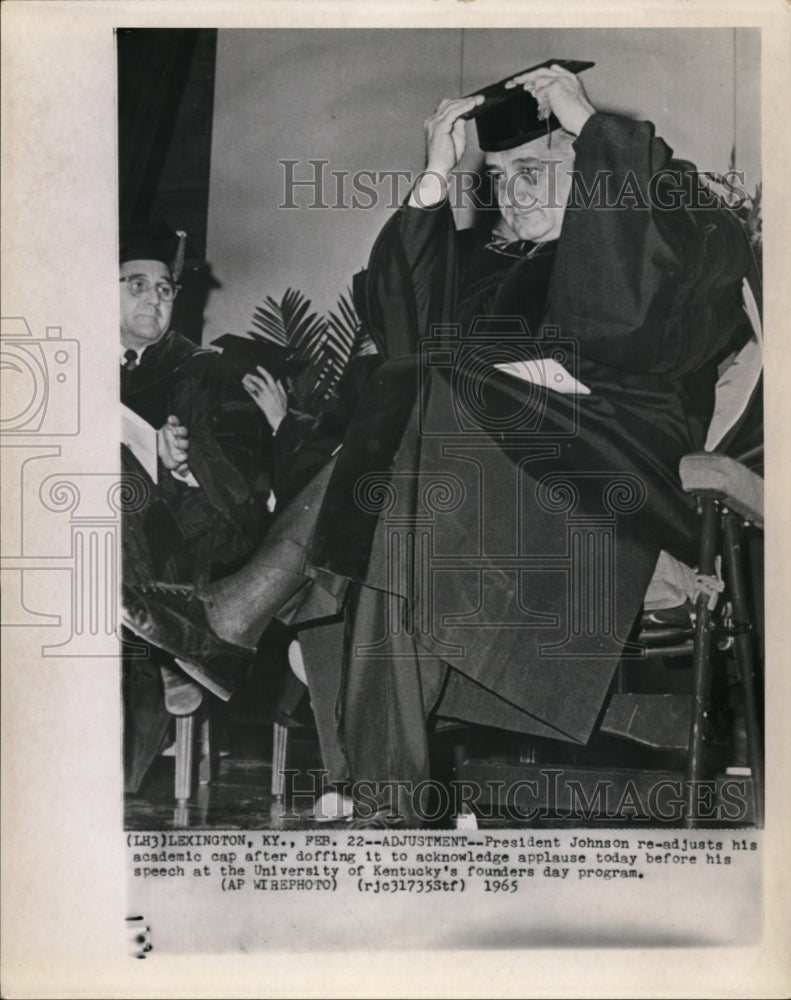 1965 Press Photo President Johnson re-adjust his academic cap after doffing it - Historic Images