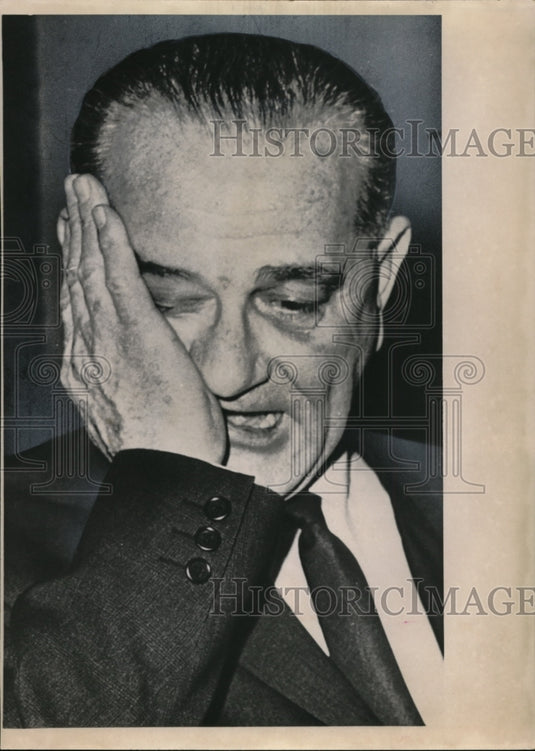1965 Press Photo Pres. Johnson chats with visitor near his office at White House - Historic Images