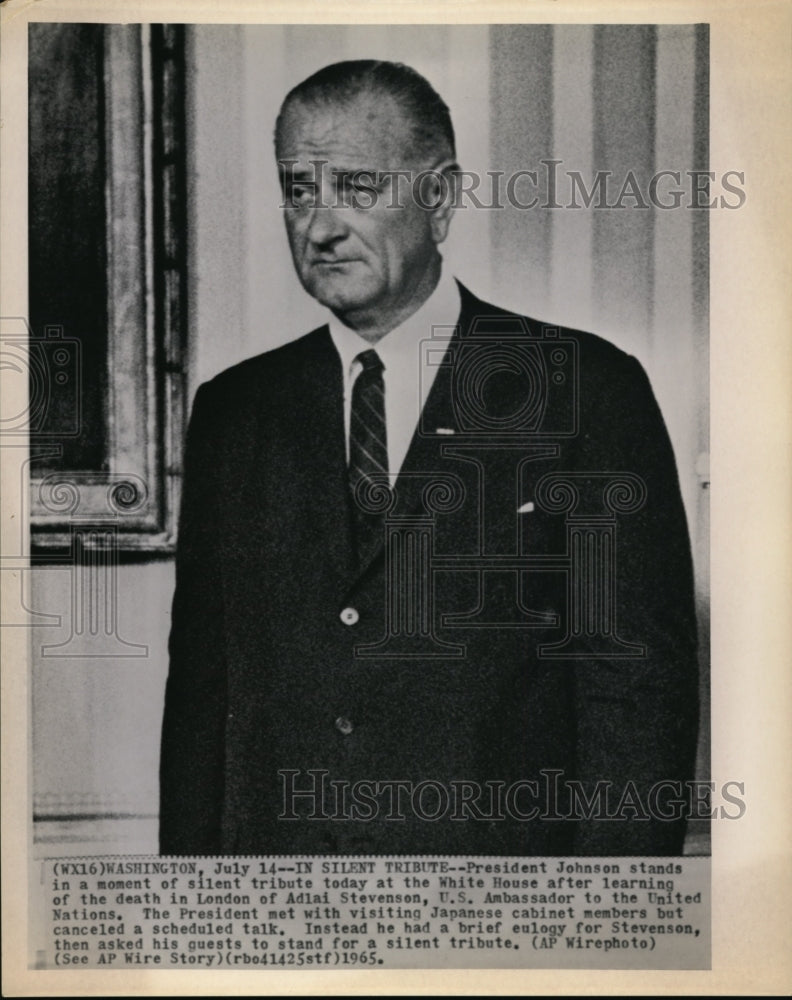 1965 Press Photo Pres. Johnson silent tribute for Stevenson at White House - Historic Images