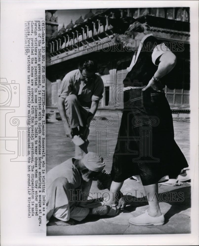 1952 Press Photo Mrs. Roosevelt fitting cloth overshoes before entering mosque - Historic Images