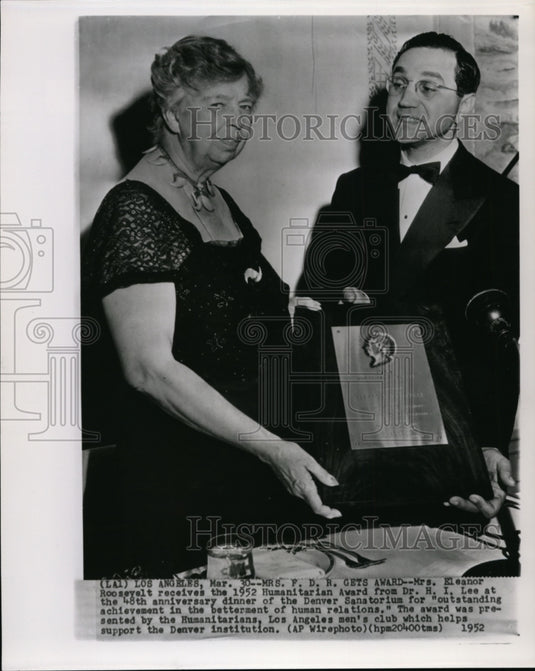 1952 Press Photo Mrs. Roosevelt gets Humanitarian Award from Dr. Lee - Historic Images